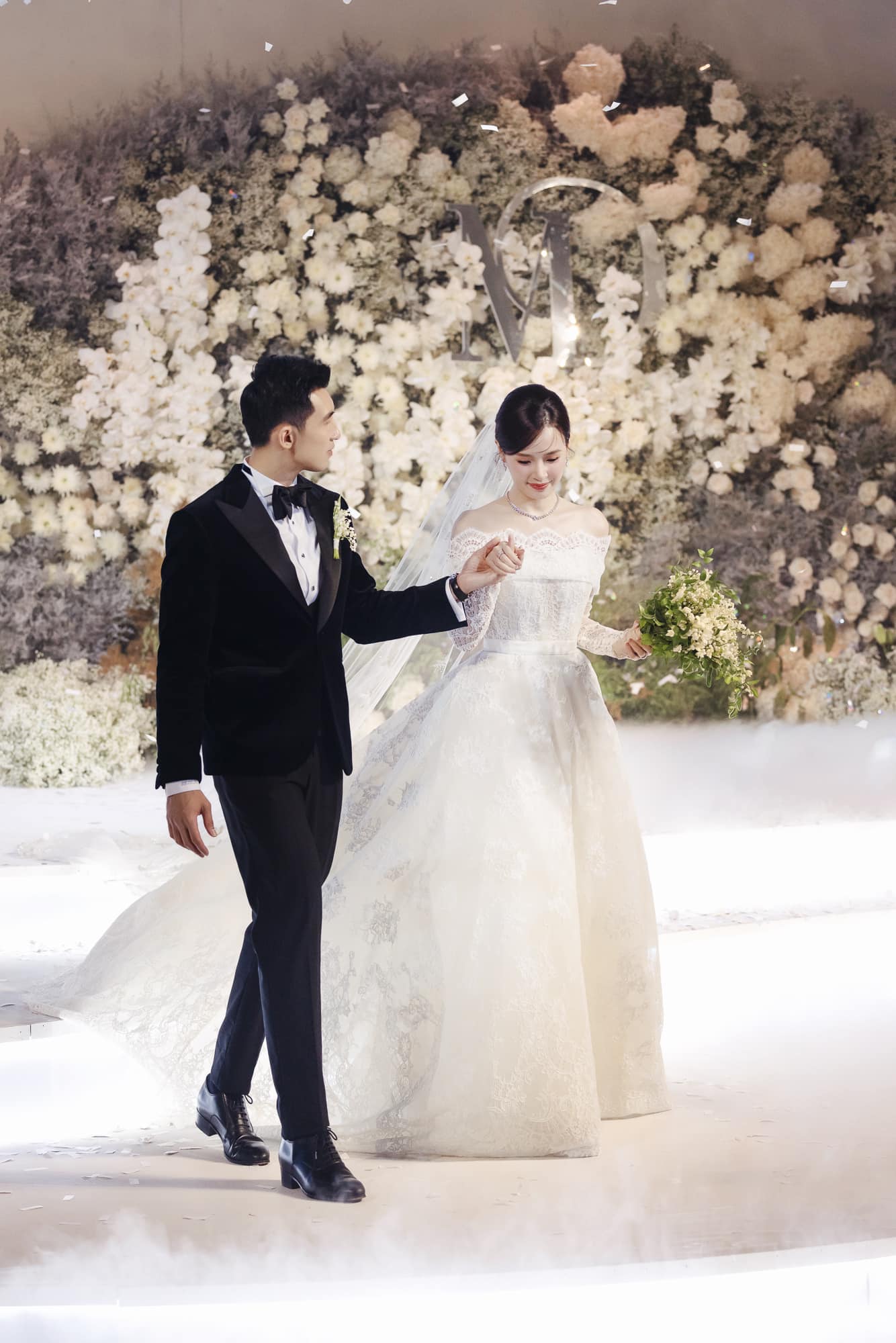 Midu - Đỗ Mỹ Linh: 2 nàng dâu hào môn cứ xuất hiện là gây sốt, cuộc sống hôn nhân có điều khác biệt- Ảnh 8. Midu - Đỗ Mỹ Linh: 2 nàng dâu hào môn cứ xuất hiện là gây sốt, cuộc sống hôn nhân có điều khác biệt- Ảnh 8.