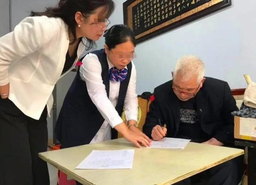 Chi 24 triệu đồng/năm đóng bảo hiểm, khi mắc ung thư lại bị từ chối bồi thường, công ty bảo hiểm thông báo sốc: “Hợp đồng mất hiệu lực vì nộp thiếu phí"- Ảnh 1.