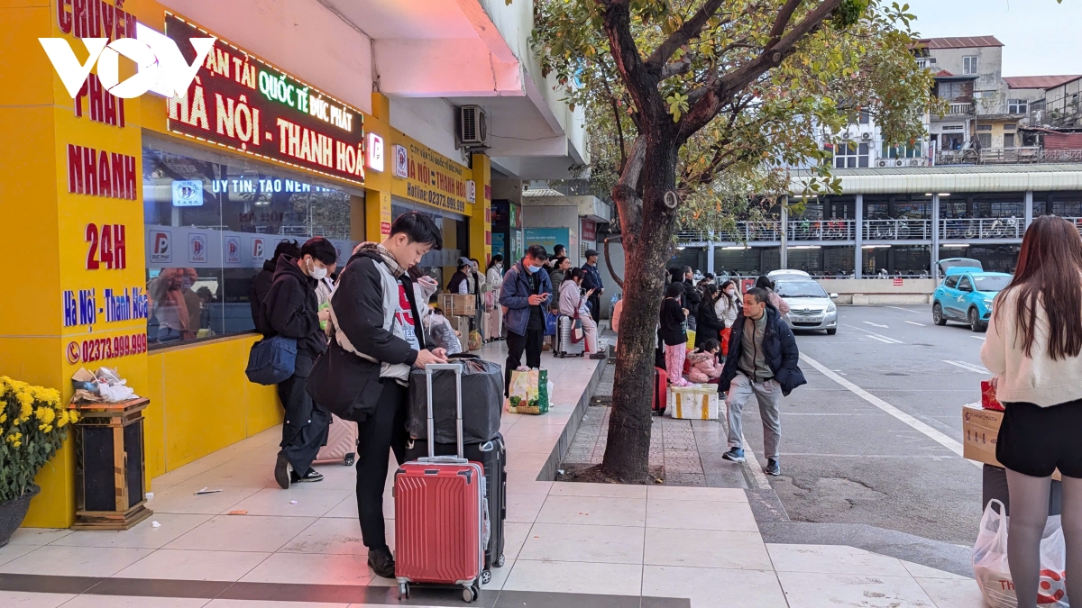 Đường Giải Phóng ùn nhẹ, bến xe Giáp Bát vắng vẻ trong chiều mùng 5 Tết- Ảnh 14.