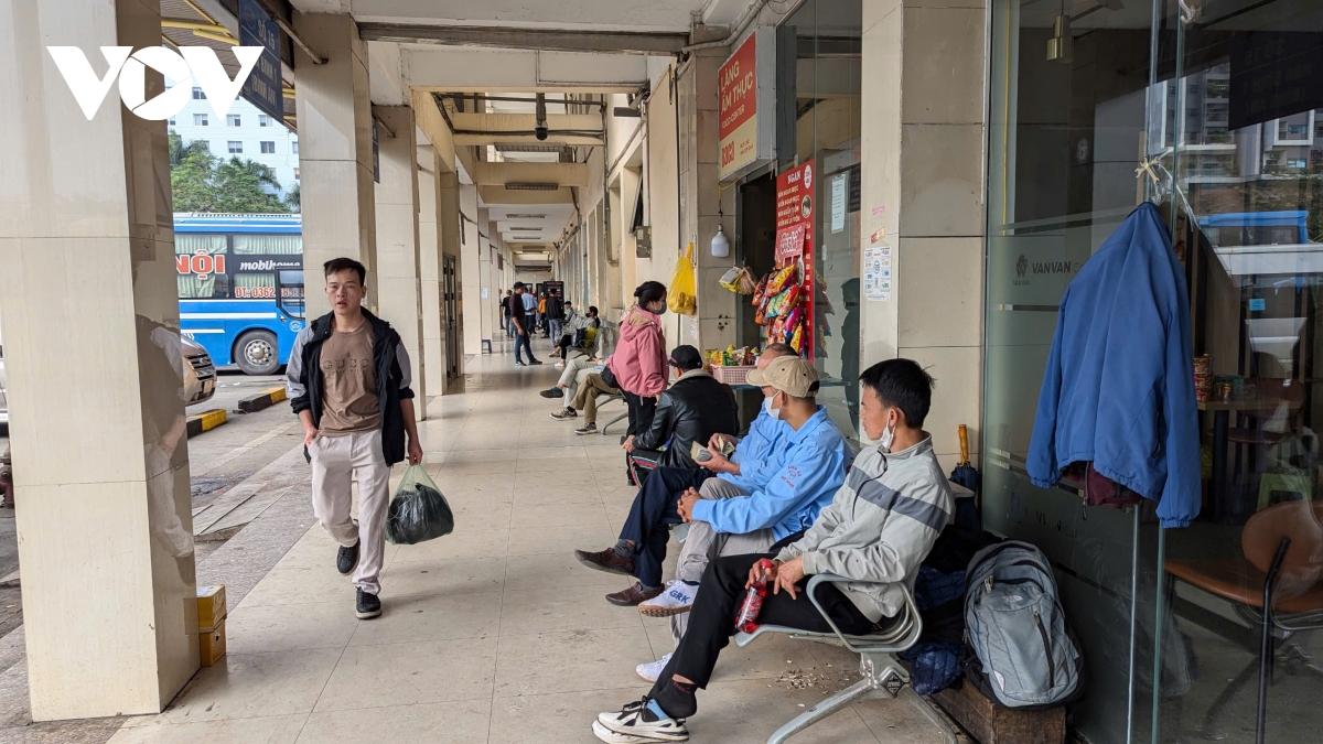 Đường Giải Phóng ùn nhẹ, bến xe Giáp Bát vắng vẻ trong chiều mùng 5 Tết- Ảnh 2.