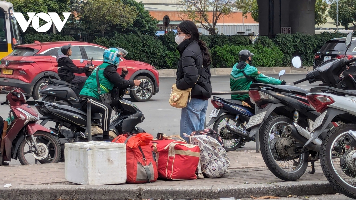 Đường Giải Phóng ùn nhẹ, bến xe Giáp Bát vắng vẻ trong chiều mùng 5 Tết- Ảnh 3.