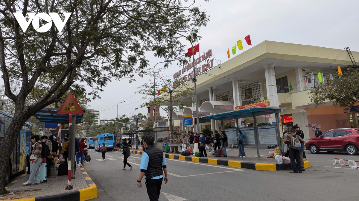 Đường Giải Phóng ùn nhẹ, bến xe Giáp Bát vắng vẻ trong chiều mùng 5 Tết- Ảnh 4.