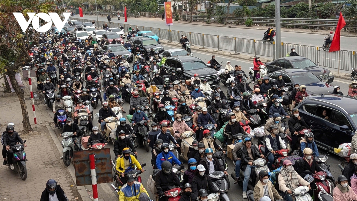 Đường Giải Phóng ùn nhẹ, bến xe Giáp Bát vắng vẻ trong chiều mùng 5 Tết- Ảnh 8.