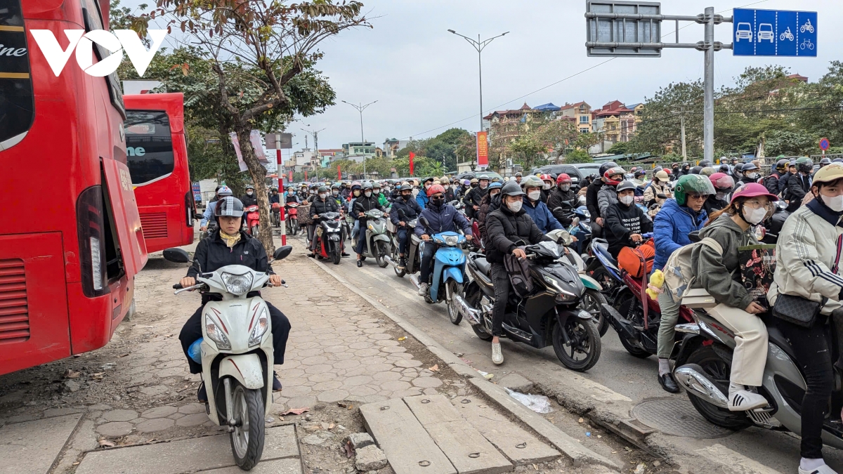 Đường Giải Phóng ùn nhẹ, bến xe Giáp Bát vắng vẻ trong chiều mùng 5 Tết- Ảnh 9.