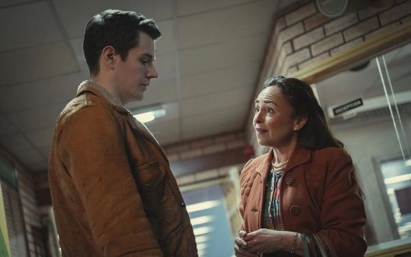 Xem phim Sex Education, tôi hiểu ra cha mẹ có thể hủy hoại con cái: Yêu thương sai cách phá nát tương lai- Ảnh 2.