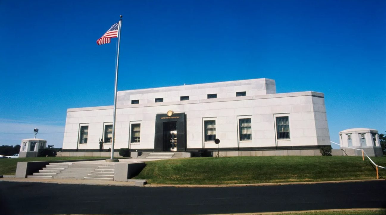 Suốt cả thế kỷ chỉ mở ra 3 lần nhưng kho vàng 4.175 tấn của Mỹ sắp bị Elon Musk 'đột nhập'- Ảnh 3.