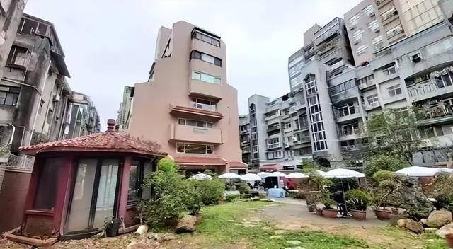 Biệt thự gần 2.000 tỷ của cố nữ sĩ Quỳnh Dao được hé lộ: Sân vườn rộng 600m2 cùng sân chơi bowling và rạp chiếu phim mini- Ảnh 5. Biệt thự gần 2.000 tỷ của cố nữ sĩ Quỳnh Dao được hé lộ: Sân vườn rộng 600m2 cùng sân chơi bowling và rạp chiếu phim mini- Ảnh 5.