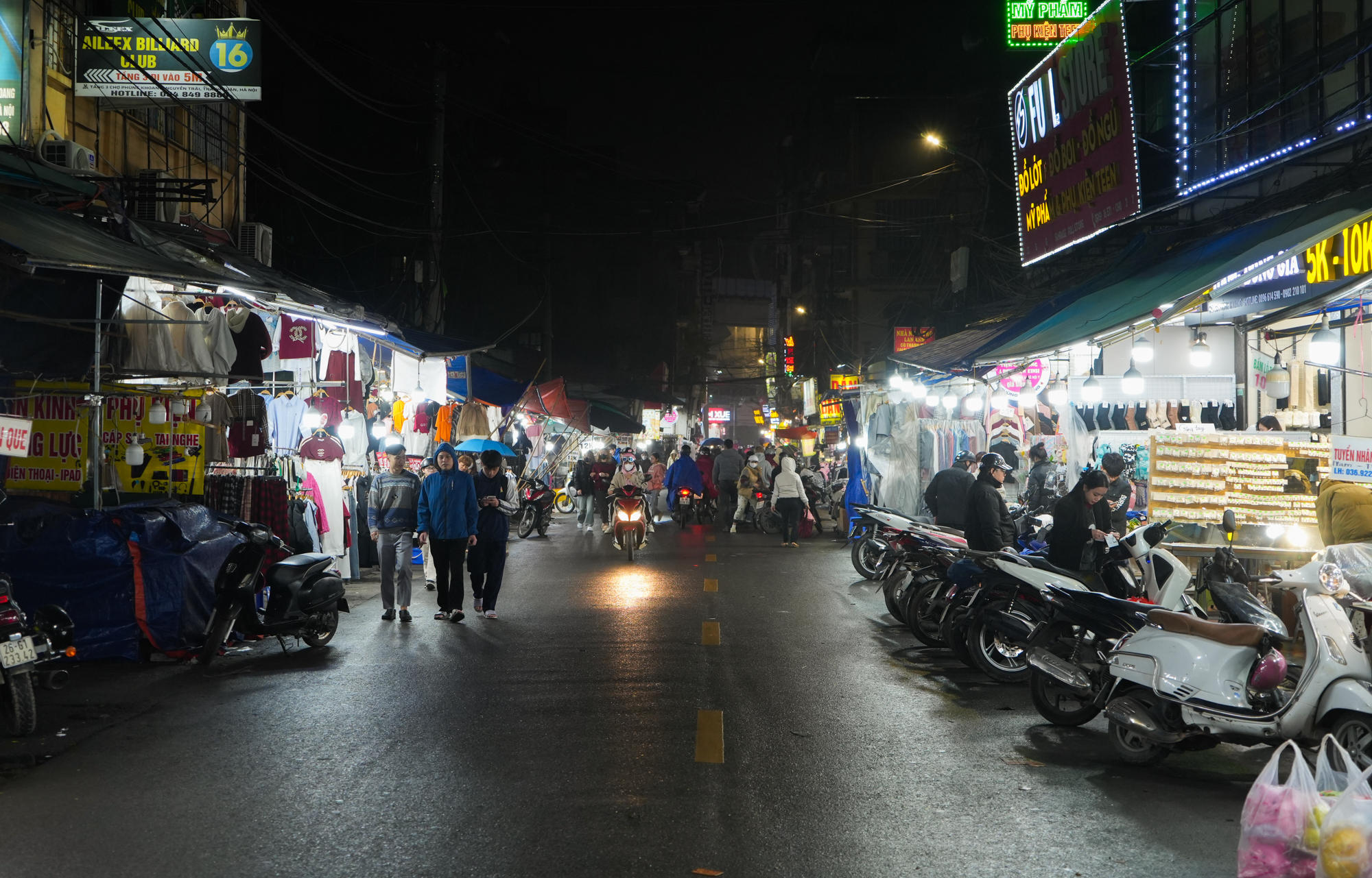 Chợ từng là thiên đường mua sắm của sinh viên thủ đô giờ không thể giữ khách: Chủ sạp 'mở mắt mất tiền triệu', đắt hàng chỉ mỗi Baby Three- Ảnh 8.