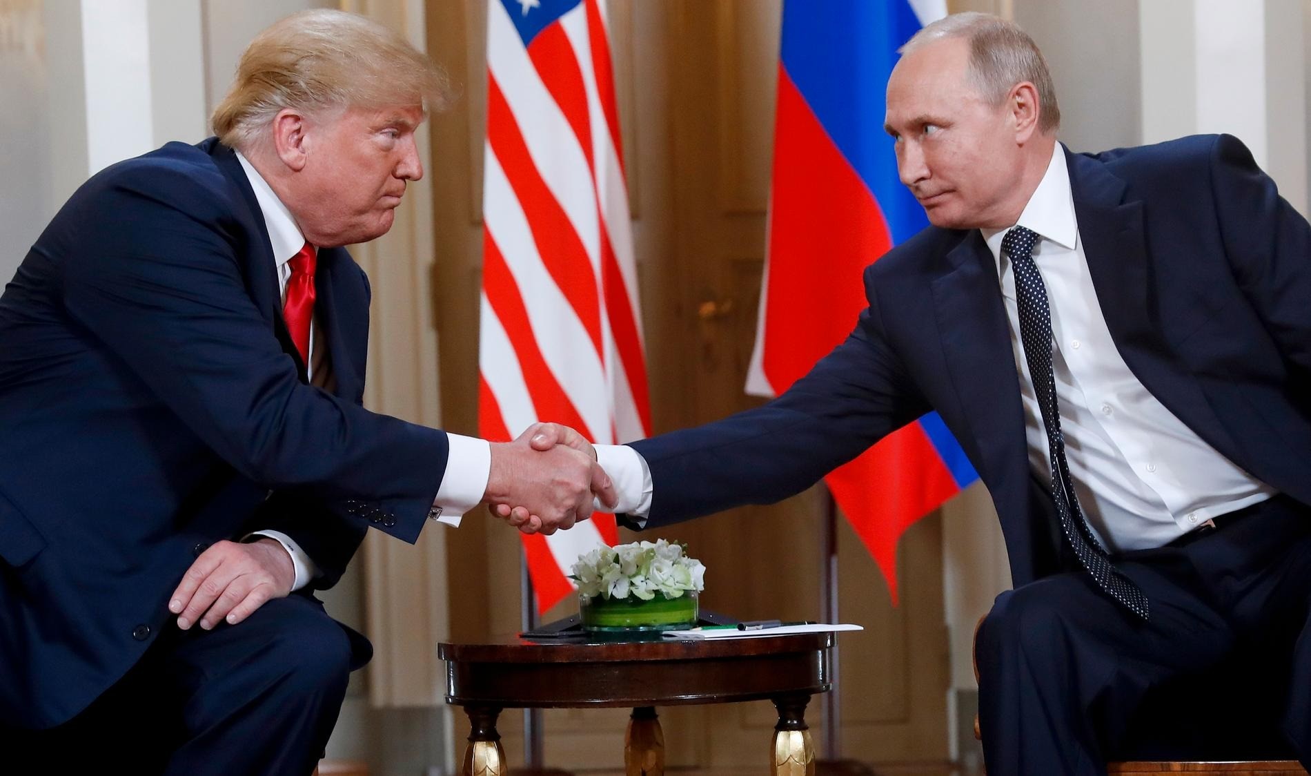 Cả thế giới ‘nín thở’ sau cú bắt tay của ông Trump và ông Putin- Ảnh 2.