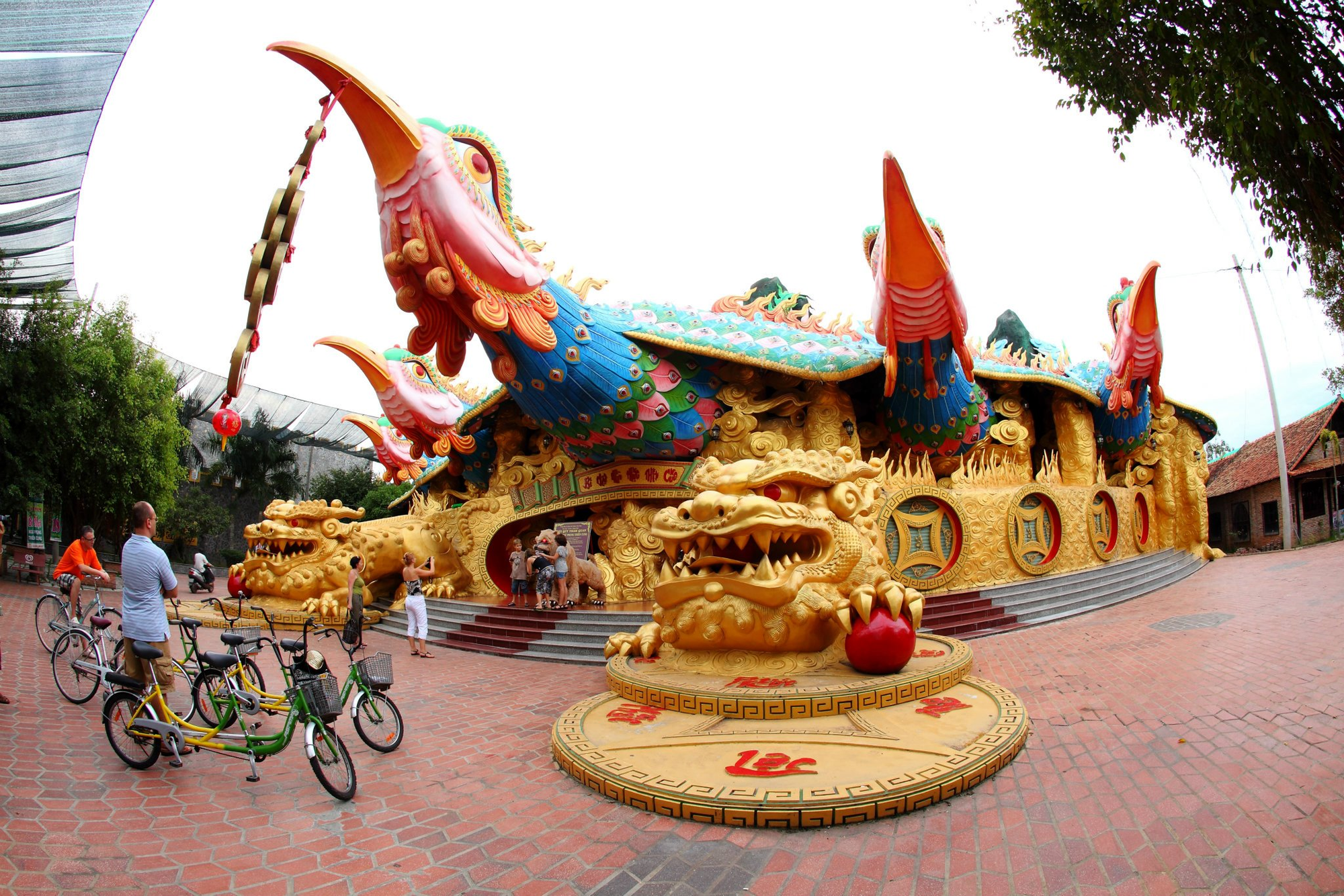 Cứ mở cửa miễn phí là dân ùn ùn kéo đến, KDL Đại Nam của vợ chồng bà Nguyễn Phương Hằng có gì?- Ảnh 1. Cứ mở cửa miễn phí là dân ùn ùn kéo đến, KDL Đại Nam của vợ chồng bà Nguyễn Phương Hằng có gì?- Ảnh 1.