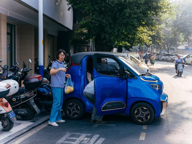 Từng bị coi là "đồ chơi 4 bánh", xe điện mini giờ bán cháy hàng: Cứu tinh của cả một thành phố Trung Quốc- Ảnh 3. Từng bị coi là "đồ chơi 4 bánh", xe điện mini giờ bán cháy hàng: Cứu tinh của cả một thành phố Trung Quốc- Ảnh 3.