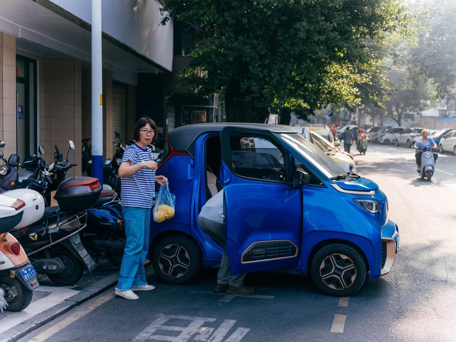 Từng bị coi là "đồ chơi 4 bánh", xe điện mini giờ bán cháy hàng: Cứu tinh của cả một thành phố Trung Quốc- Ảnh 1. Từng bị coi là "đồ chơi 4 bánh", xe điện mini giờ bán cháy hàng: Cứu tinh của cả một thành phố Trung Quốc- Ảnh 1.
