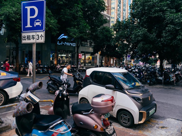 Từng bị coi là "đồ chơi 4 bánh", xe điện mini giờ bán cháy hàng: Cứu tinh của cả một thành phố Trung Quốc- Ảnh 4. Từng bị coi là "đồ chơi 4 bánh", xe điện mini giờ bán cháy hàng: Cứu tinh của cả một thành phố Trung Quốc- Ảnh 4.