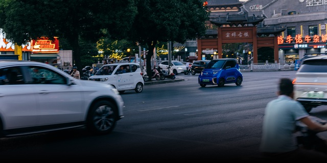 Từng bị coi là "đồ chơi 4 bánh", xe điện mini giờ bán cháy hàng: Cứu tinh của cả một thành phố Trung Quốc- Ảnh 5. Từng bị coi là "đồ chơi 4 bánh", xe điện mini giờ bán cháy hàng: Cứu tinh của cả một thành phố Trung Quốc- Ảnh 5.