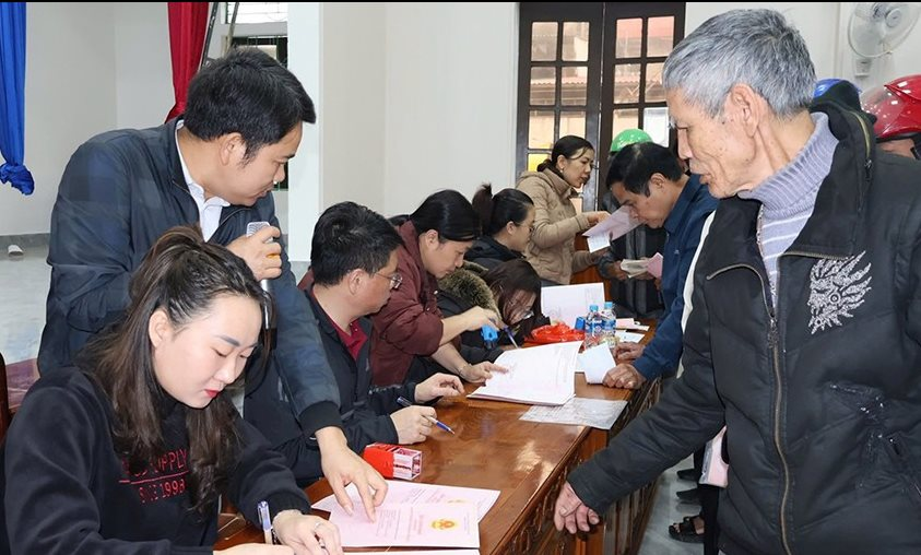 Hà Tĩnh: Sau sáp nhập huyện, người người đổ xô đi đăng ký biến động giấy chứng nhận quyền sử dụng đất- Ảnh 2. Hà Tĩnh: Sau sáp nhập huyện, người người đổ xô đi đăng ký biến động giấy chứng nhận quyền sử dụng đất- Ảnh 2.