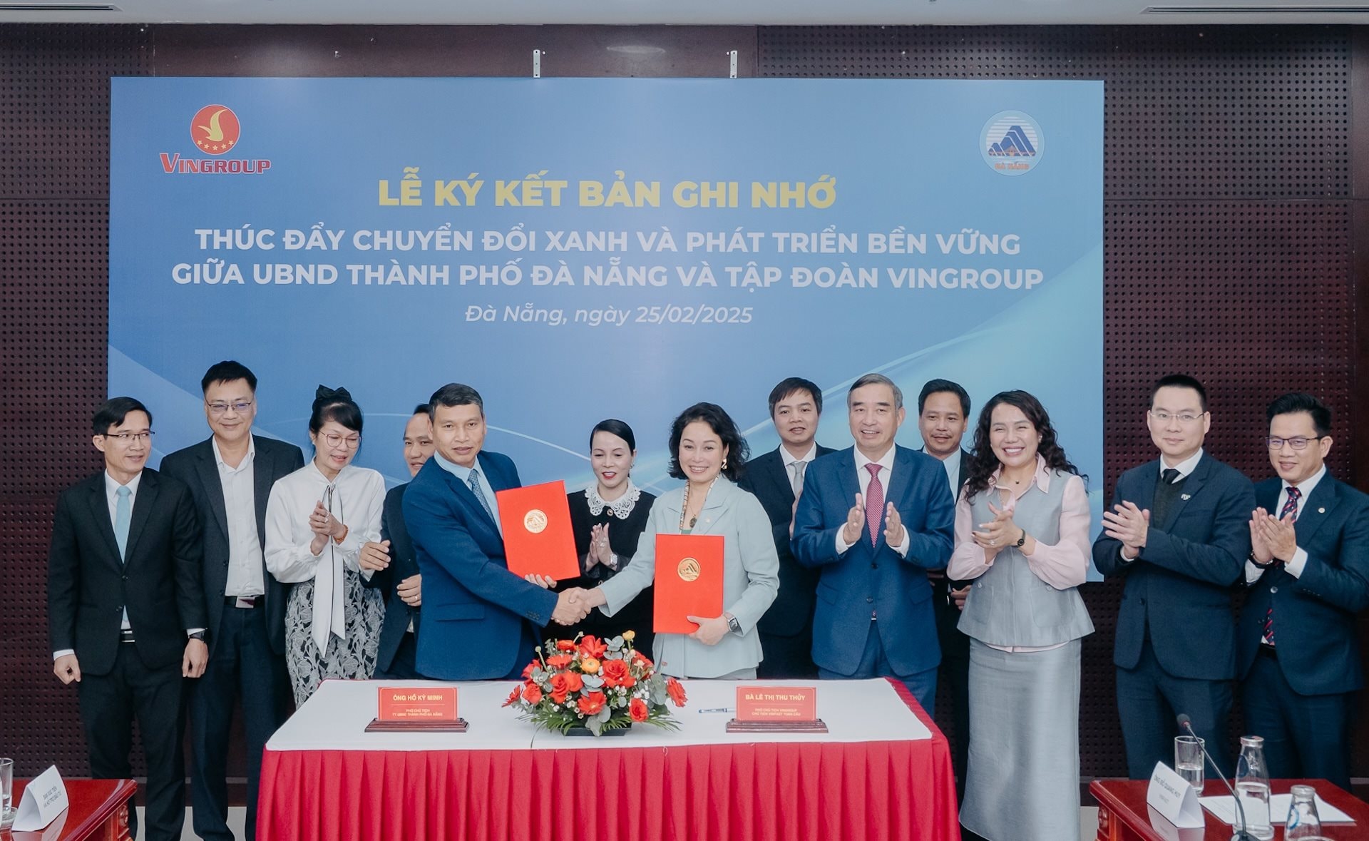 Tỷ phú Phạm Nhật Vượng hợp tác Đà Nẵng nghiên cứu cơ chế phát triển trung tâm tài chính, triển khai loạt dự án về phát triển trạm sạc, đô thị xanh, dự án nhà ở xã hội Làng Vân…- Ảnh 1. Tỷ phú Phạm Nhật Vượng hợp tác Đà Nẵng nghiên cứu cơ chế phát triển trung tâm tài chính, triển khai loạt dự án về phát triển trạm sạc, đô thị xanh, dự án nhà ở xã hội Làng Vân…- Ảnh 1.