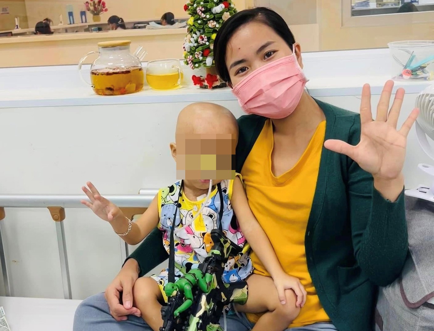 Thấy gì từ 'lùm xùm' từ thiện hơn 16 tỷ đồng của mẹ bé Bắp và Phạm Thoại?- Ảnh 2.