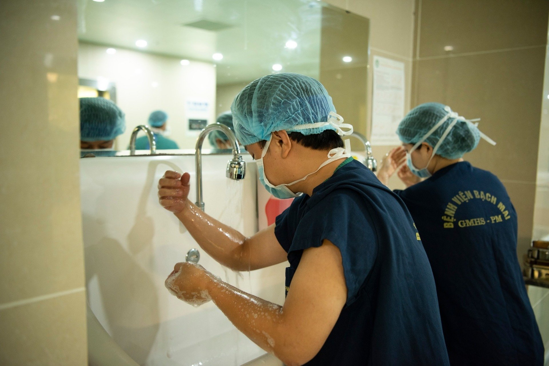 Chuyện chưa kể về những bác sĩ 'đến trước, về sau' nơi phòng mổ- Ảnh 4.