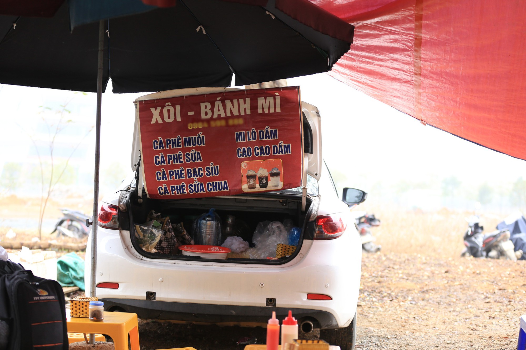 Người phụ nữ ở Hà Nội lái Mazda 6 đi bán xôi "vì đam mê", tiếp hơn 1.000 lượt khách mỗi ngày- Ảnh 5.