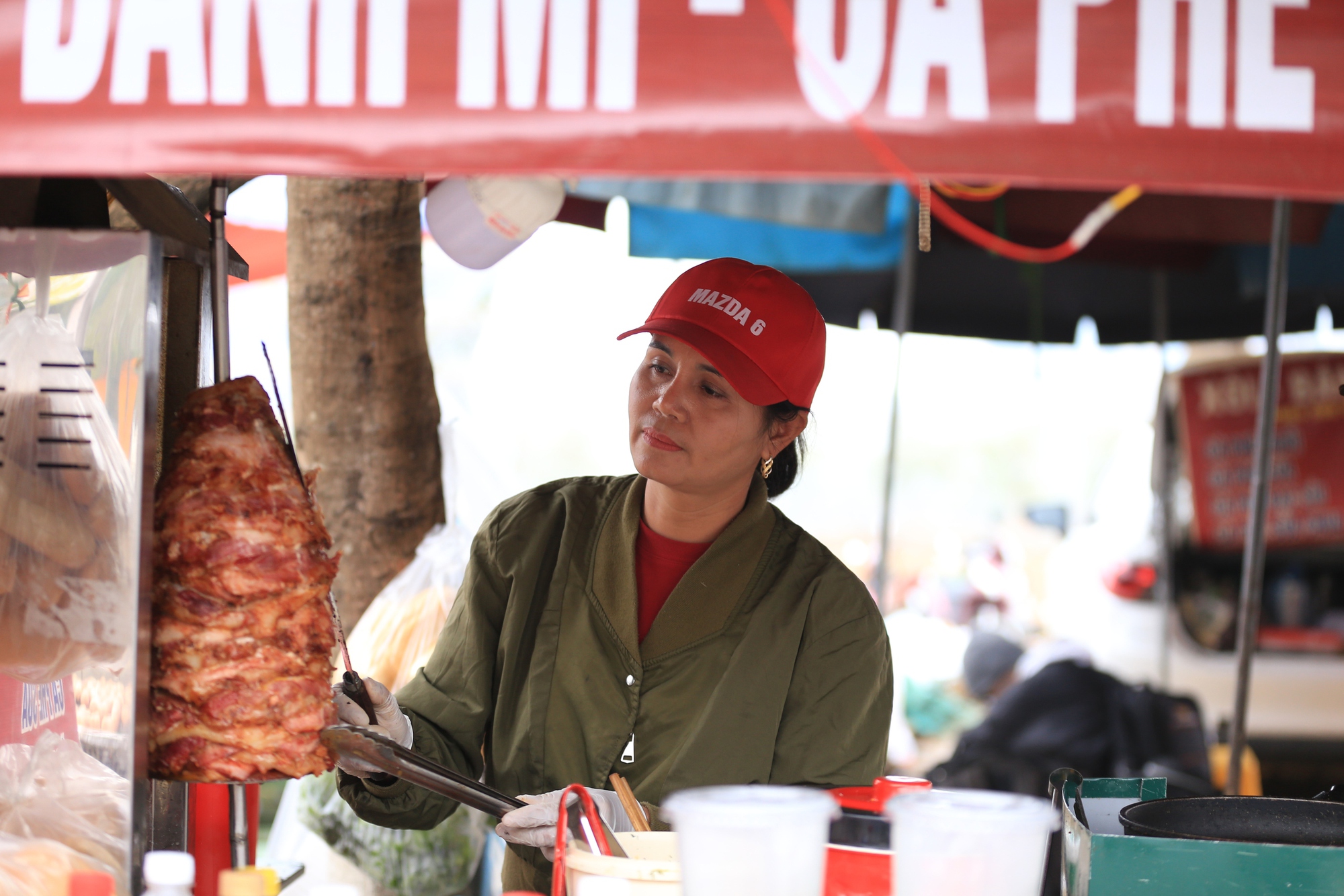 Người phụ nữ ở Hà Nội lái Mazda 6 đi bán xôi "vì đam mê", tiếp hơn 1.000 lượt khách mỗi ngày- Ảnh 3.