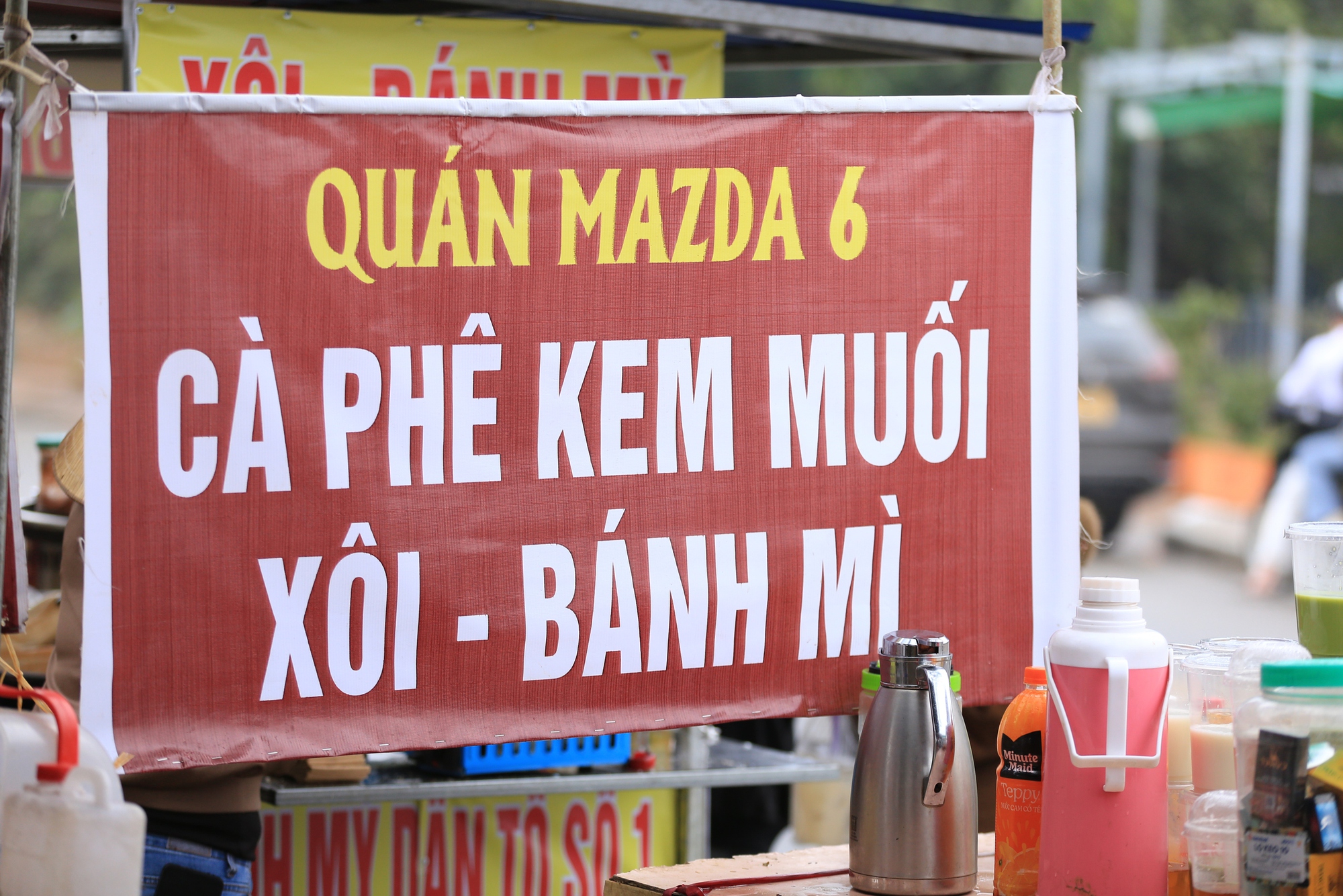 Người phụ nữ ở Hà Nội lái Mazda 6 đi bán xôi "vì đam mê", tiếp hơn 1.000 lượt khách mỗi ngày- Ảnh 2.