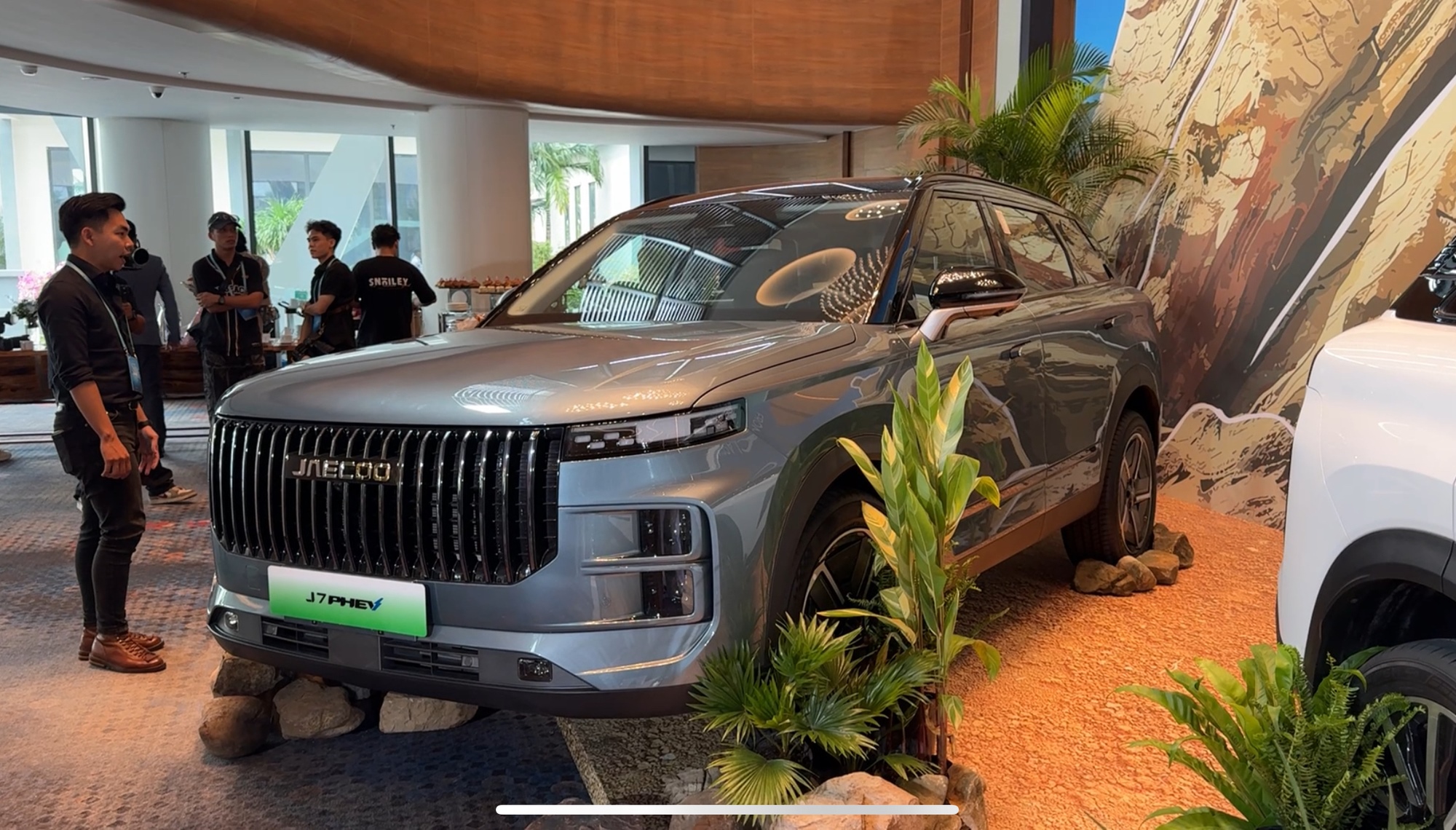 Jaecoo J7 PHEV xuyên 3 quốc gia không cần sạc hay đổ xăng, song cũng phải đánh đổi một vài điểm- Ảnh 4. Jaecoo J7 PHEV xuyên 3 quốc gia không cần sạc hay đổ xăng, song cũng phải đánh đổi một vài điểm- Ảnh 4.