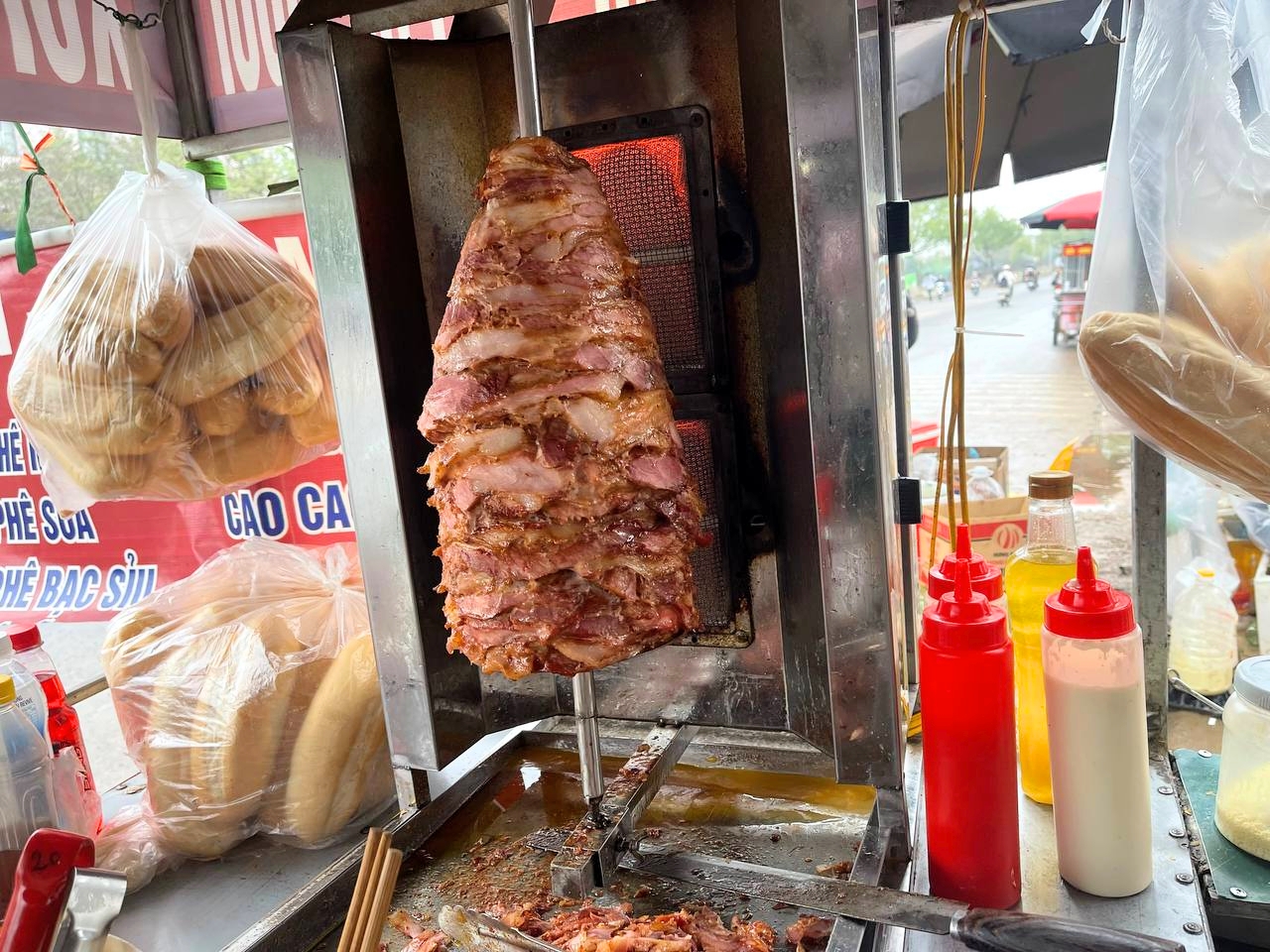 Người phụ nữ ở Hà Nội lái Mazda 6 đi bán xôi "vì đam mê", tiếp hơn 1.000 lượt khách mỗi ngày- Ảnh 7.