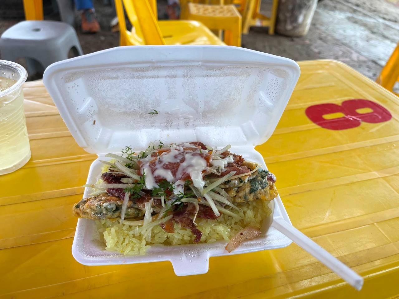 Người phụ nữ ở Hà Nội lái Mazda 6 đi bán xôi "vì đam mê", tiếp hơn 1.000 lượt khách mỗi ngày- Ảnh 9.