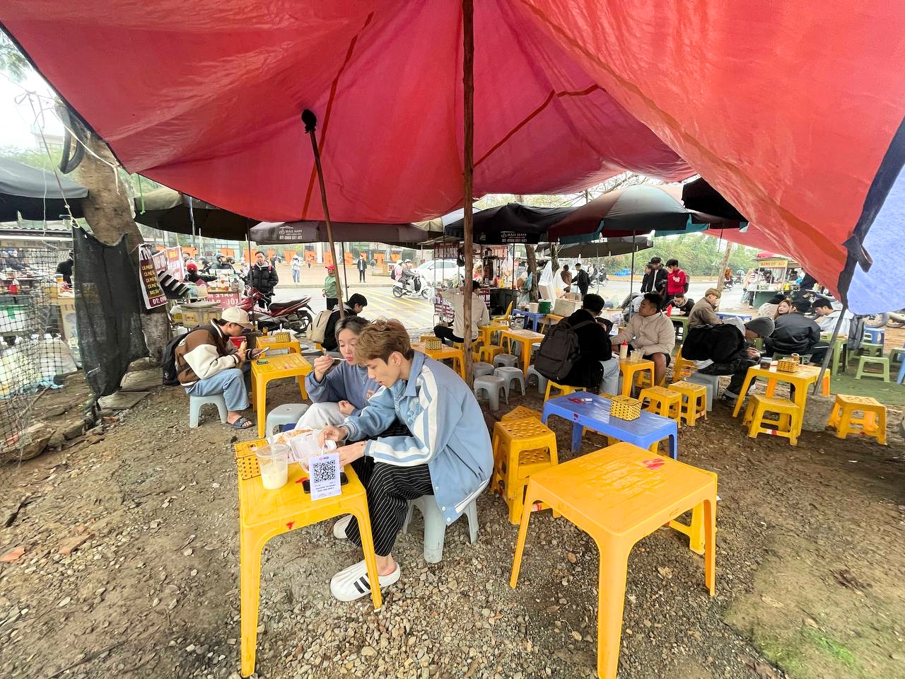 Người phụ nữ ở Hà Nội lái Mazda 6 đi bán xôi "vì đam mê", tiếp hơn 1.000 lượt khách mỗi ngày- Ảnh 8.