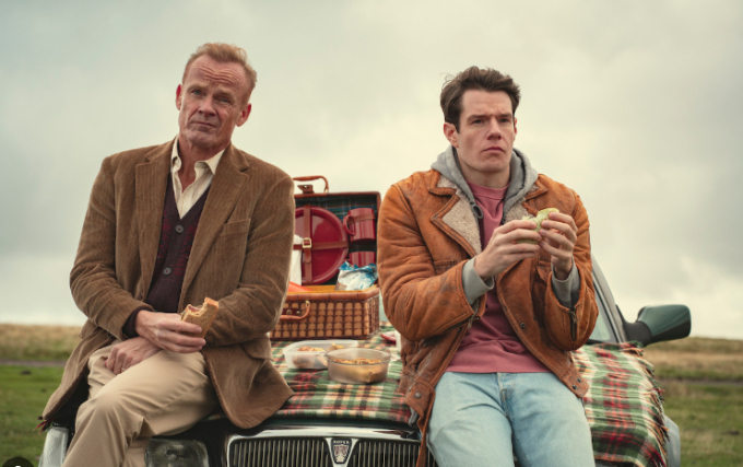 Xem phim "Sex Education", tôi giật mình nhận ra bản thân đang biến thành một bà mẹ TỒI TỆ: Thương con nhưng khiến con phải hét lên "Hận mẹ"- Ảnh 1.