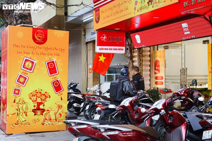 Người dân xếp hàng mua vàng vía thần Tài sớm- Ảnh 8.