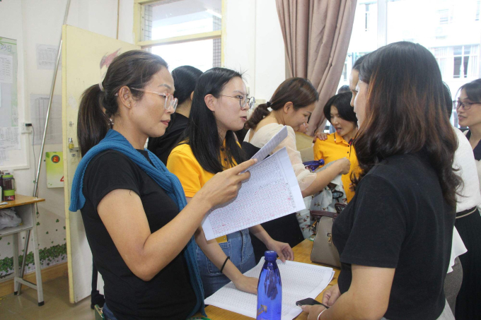 Phụ huynh TP.HCM đăng ảnh tin nhắn riêng tư, công khai cả tên trường: Hàng loạt người khuyên 