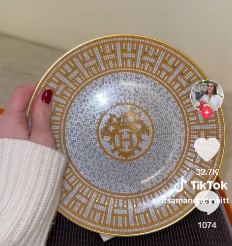 Mua online tủ gỗ hơn 250 năm tuổi, người phụ nữ tá hỏa phát hiện kho báu không tưởng bên trong: chính chủ cũng không biết gì- Ảnh 3.