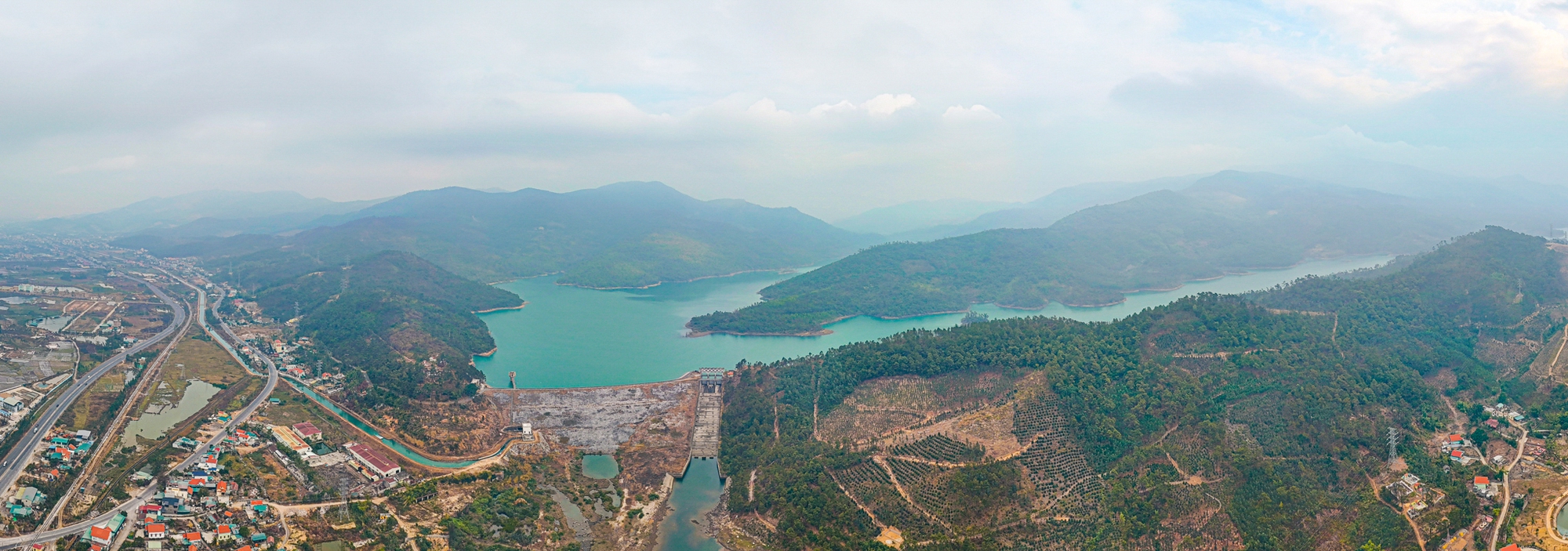 3.000 người 50 năm trước đào ra hồ nhân tạo lớn nhất Quảng Ninh, chôn theo kho báu trăm năm sau vẫn dùng tốt- Ảnh 3.