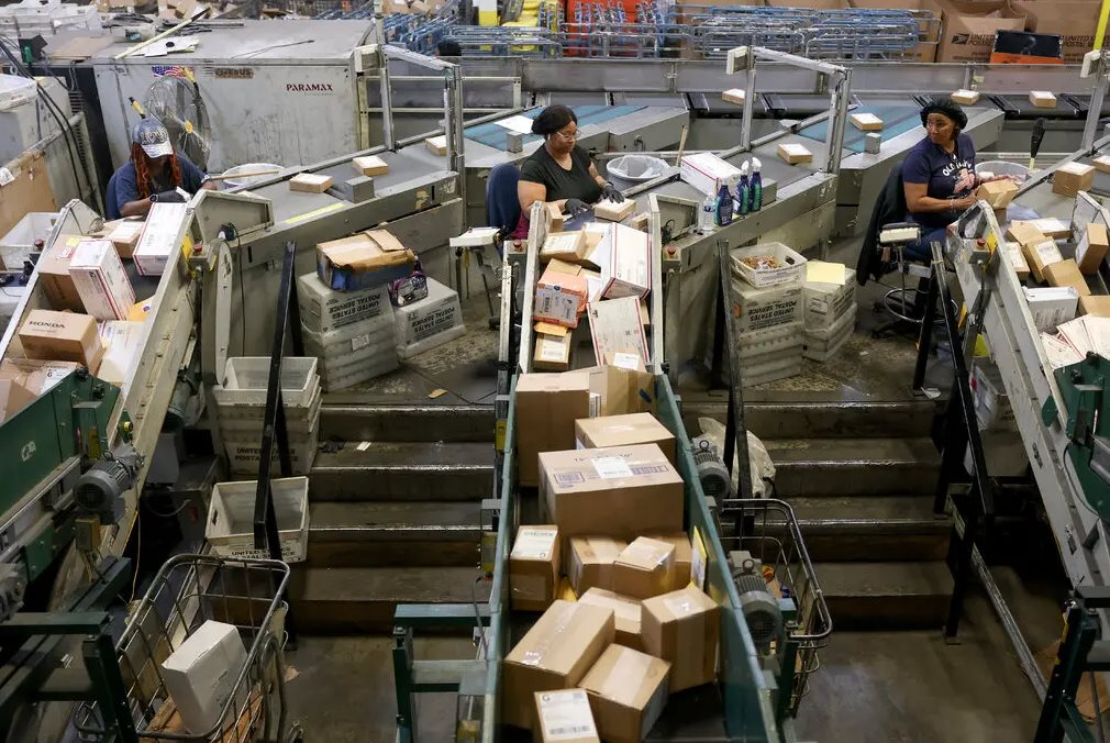 Bưu điện Mỹ 'quay xe' tiếp tục nhập 4 triệu bưu kiện giá trị thấp mỗi ngày từ Trung Quốc chỉ vài giờ sau lệnh cấm của Tổng thống Donald Trump, liệu Temu và Shein có còn cơ hội?- Ảnh 2.