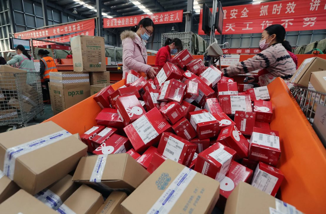 Bưu điện Mỹ 'quay xe' tiếp tục nhập 4 triệu bưu kiện giá trị thấp mỗi ngày từ Trung Quốc chỉ vài giờ sau lệnh cấm của Tổng thống Donald Trump, liệu Temu và Shein có còn cơ hội?- Ảnh 3.