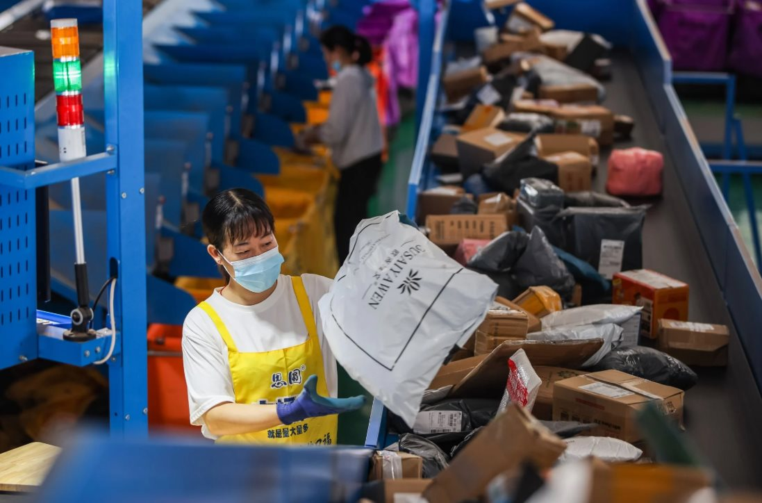 Bưu điện Mỹ 'quay xe' tiếp tục nhập 4 triệu bưu kiện giá trị thấp mỗi ngày từ Trung Quốc chỉ vài giờ sau lệnh cấm của Tổng thống Donald Trump, liệu Temu và Shein có còn cơ hội?- Ảnh 1.