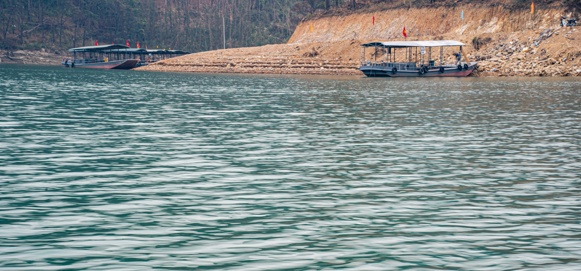 3.000 người 50 năm trước đào ra hồ nhân tạo lớn nhất Quảng Ninh, chôn theo kho báu trăm năm sau vẫn dùng tốt- Ảnh 4.