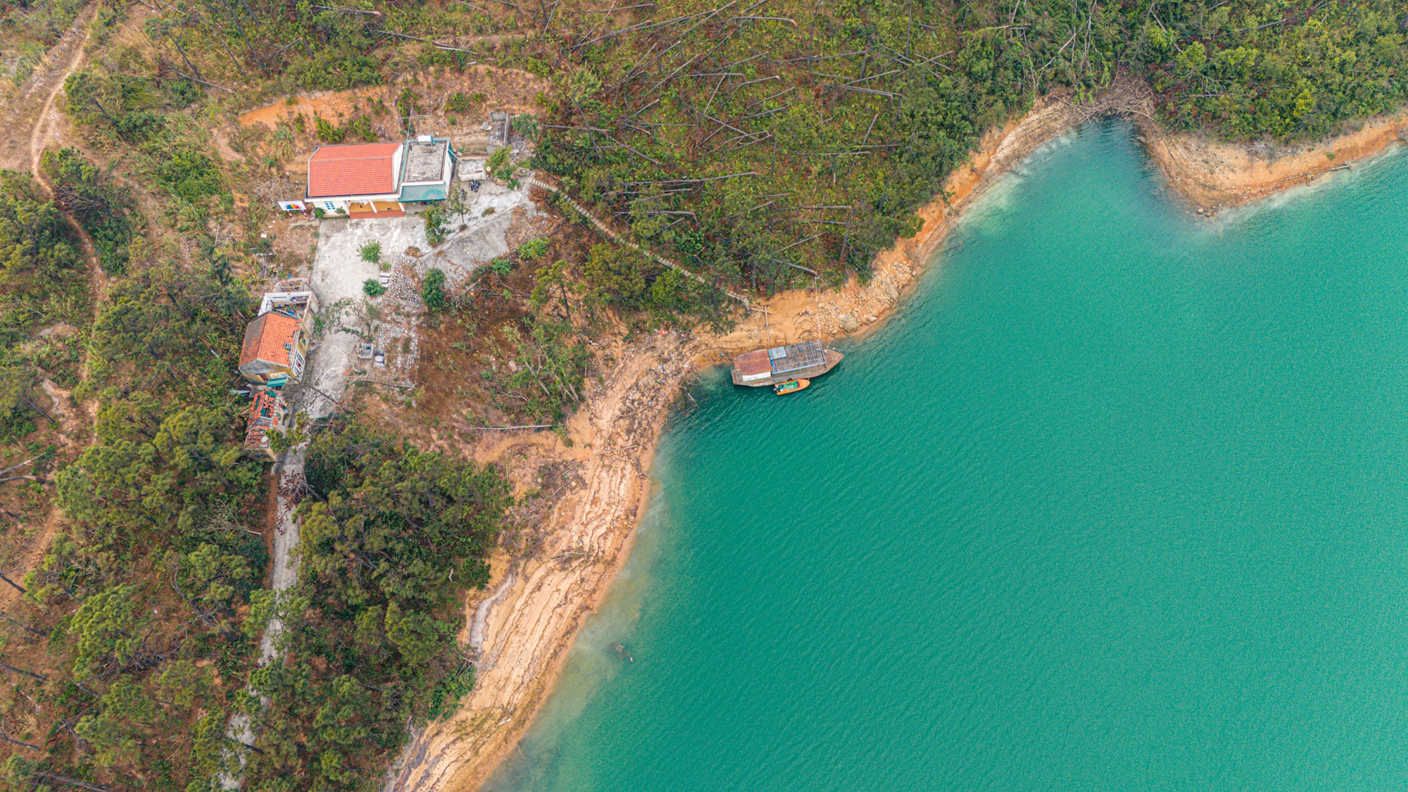 3.000 người 50 năm trước đào ra hồ nhân tạo lớn nhất Quảng Ninh, chôn theo kho báu trăm năm sau vẫn dùng tốt- Ảnh 5.