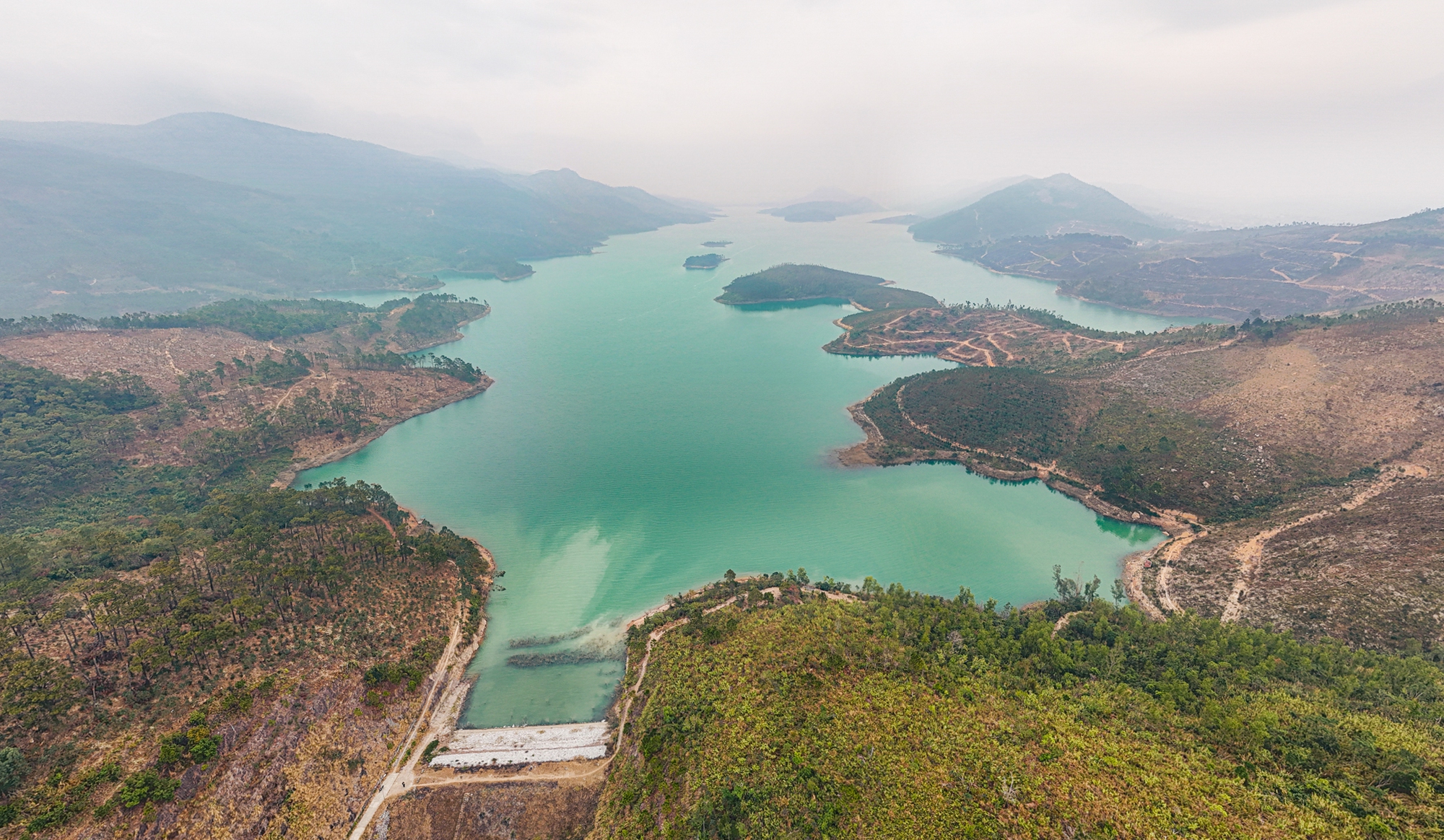 3.000 người 50 năm trước đào ra hồ nhân tạo lớn nhất Quảng Ninh, chôn theo kho báu trăm năm sau vẫn dùng tốt- Ảnh 7.