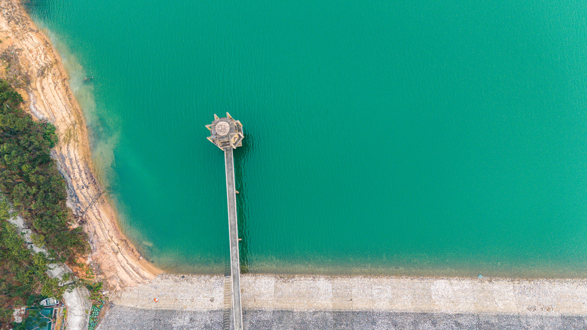 3.000 người 50 năm trước đào ra hồ nhân tạo lớn nhất Quảng Ninh, chôn theo kho báu trăm năm sau vẫn dùng tốt- Ảnh 8.