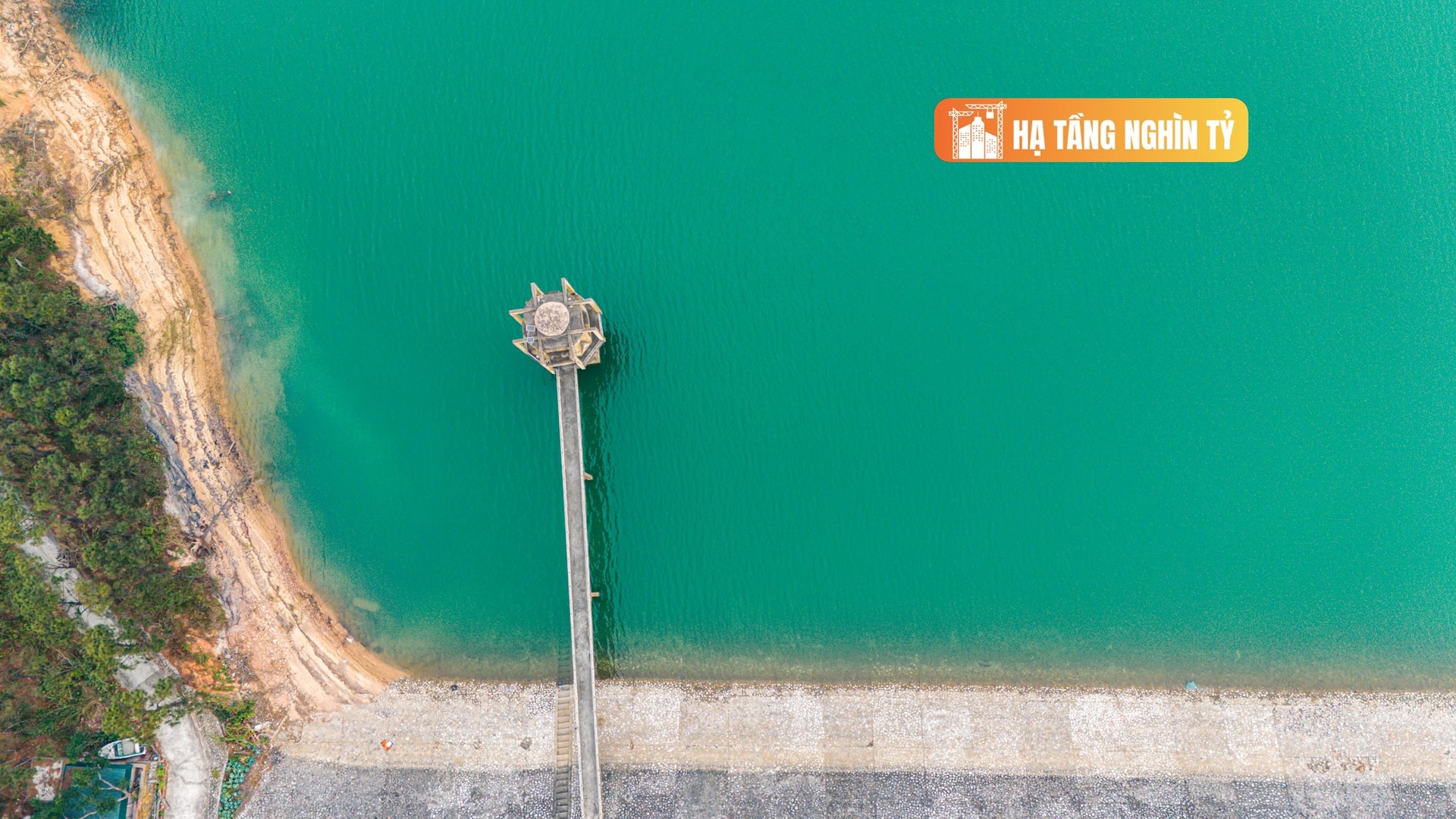 3.000 người 50 năm trước đào ra hồ nhân tạo lớn nhất Quảng Ninh, chôn theo kho báu trăm năm sau vẫn dùng tốt- Ảnh 1.