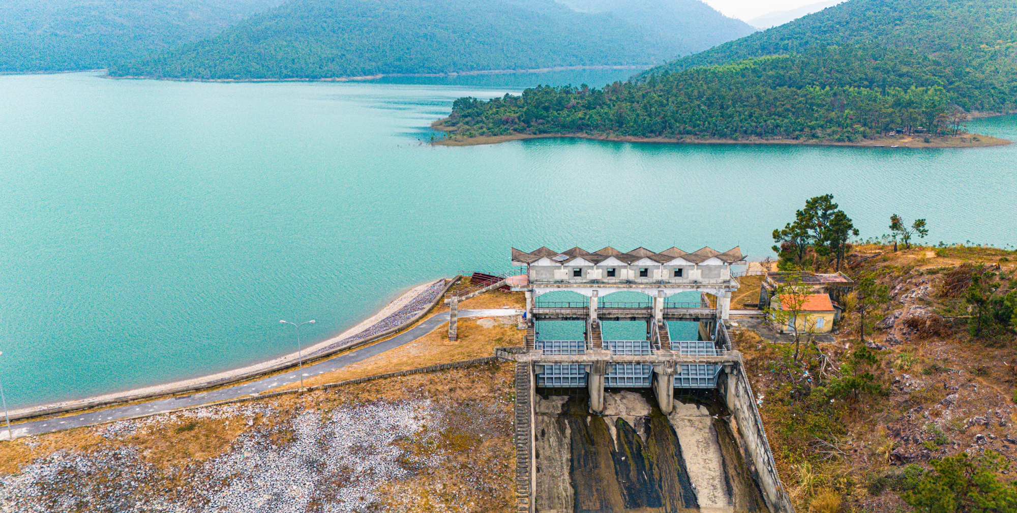 3.000 người 50 năm trước đào ra hồ nhân tạo lớn nhất Quảng Ninh, chôn theo kho báu trăm năm sau vẫn dùng tốt- Ảnh 9.