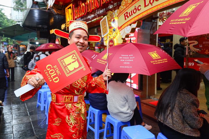 Hôm nay ngày vía thần Tài, cửa hàng vàng mở bán thế nào?- Ảnh 1.