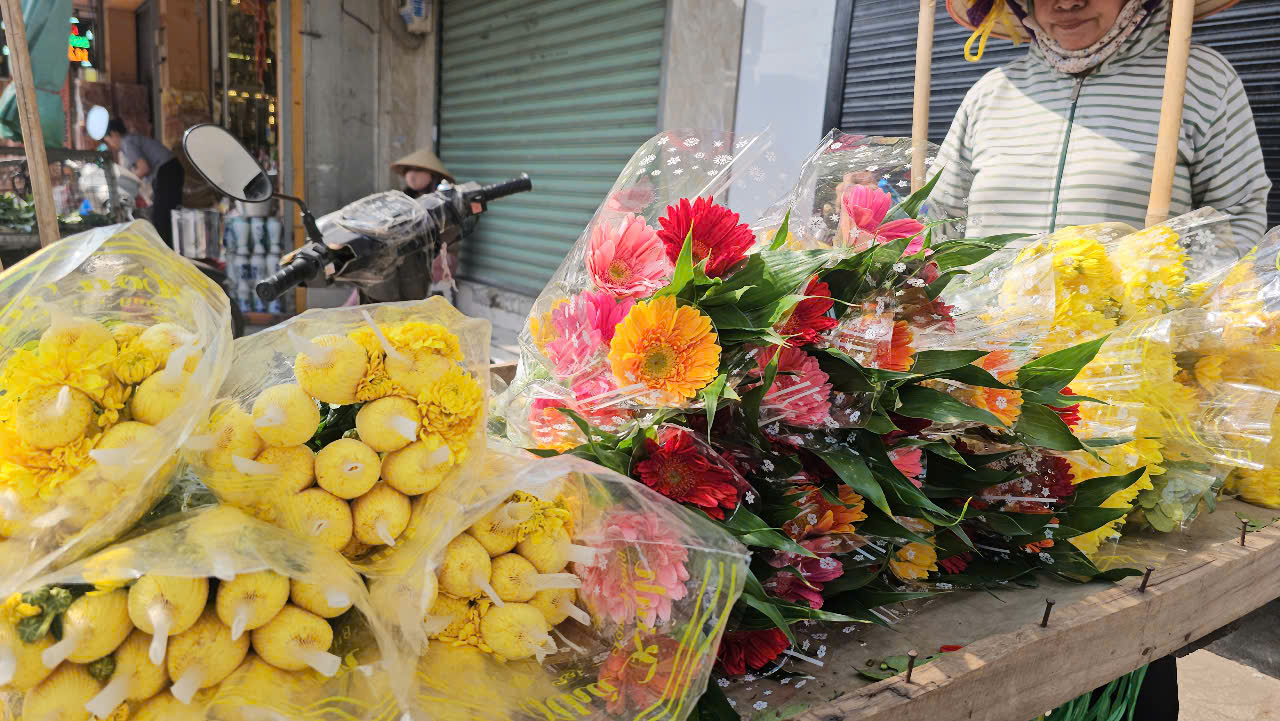 Những mặt hàng tăng giá chóng mặt, quá tải trước ngày vía Thần Tài- Ảnh 2. Những mặt hàng tăng giá chóng mặt, quá tải trước ngày vía Thần Tài- Ảnh 2.