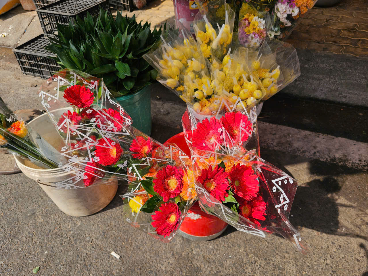 Những mặt hàng tăng giá chóng mặt, quá tải trước ngày vía Thần Tài- Ảnh 1. Những mặt hàng tăng giá chóng mặt, quá tải trước ngày vía Thần Tài- Ảnh 1.