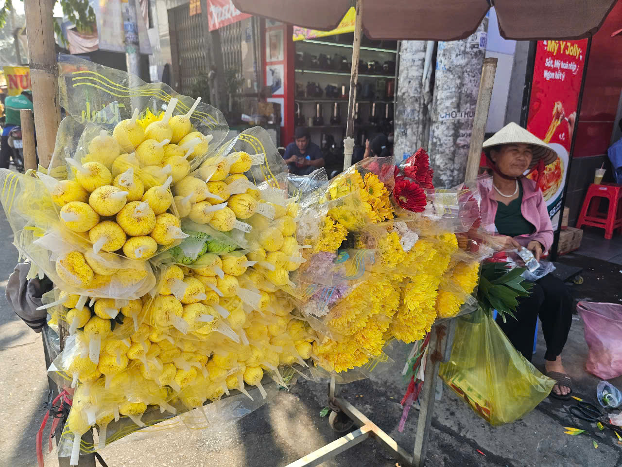 Những mặt hàng tăng giá chóng mặt, quá tải trước ngày vía Thần Tài- Ảnh 3. Những mặt hàng tăng giá chóng mặt, quá tải trước ngày vía Thần Tài- Ảnh 3.