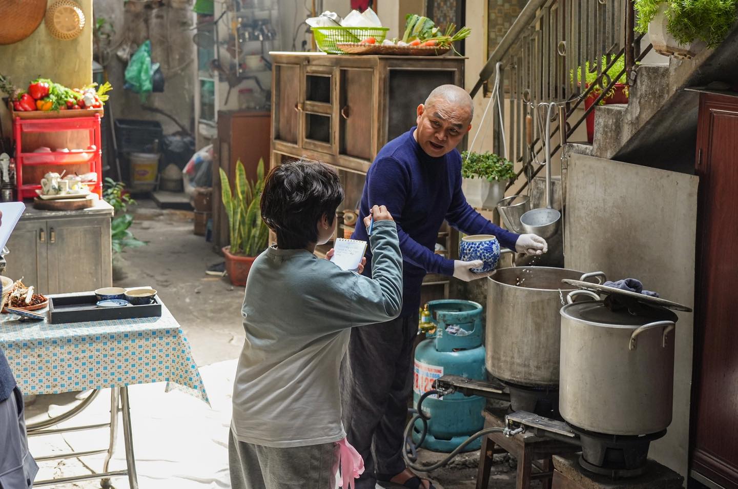 Danh hài Xuân Hinh phá lệ, lần đầu làm việc này ở tuổi U70: "Vất vả nhưng mà thích lắm"- Ảnh 5. Danh hài Xuân Hinh phá lệ, lần đầu làm việc này ở tuổi U70: "Vất vả nhưng mà thích lắm"- Ảnh 5.
