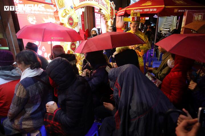 Đội mưa đi mua vàng ngày vía thần Tài từ 3h sáng ở Hà Nội- Ảnh 9.