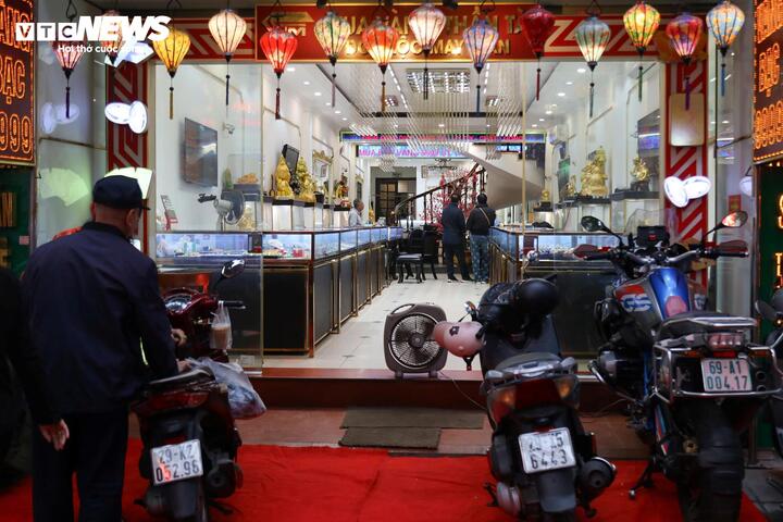 Bất ngờ cảnh nhiều cửa hàng vàng vắng hoe trong ngày vía thần Tài- Ảnh 3.